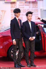 组图：男团io四子统一黑色西装走红毯 互拼帅气