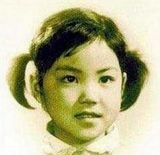 组图：王诗龄卖萌照撞脸童年王菲