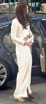 高清图：英国王妃凯特白色高开衩长裙端庄迷人