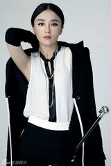 组图：秦岚最新杂志写真 帅气御姐风范十足