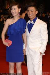 组图：王宝强戛纳红毯跪地示爱激吻娇妻