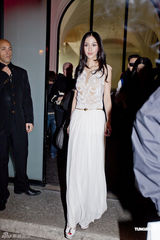 组图：Anglebaby透视装现身巴黎 获设计师力邀见