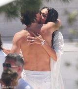 组图：F1总裁千金大婚奢靡派对 吻同性入水走光