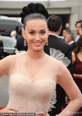 组图：水果姐收胸甜笑 超薄音符白裙透视可见