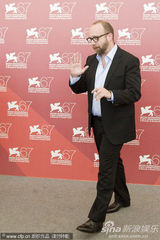 《巴尼的人生》记者会  女演员罗莎蒙德和男星谈笑