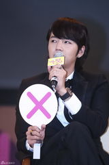 高清组图：金荷娜宣传《宠物》 张根硕送飞吻抛媚眼