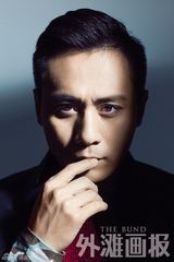 组图：刘烨拍杂志新年大片 色彩多变