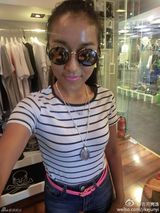 组图：吉克隽逸微博晒性感时尚生活照