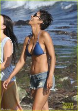 组图：哈利贝瑞身穿蓝色比基尼开心度假