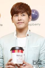 组图：韩团INFINITE出席代言品牌粉丝签名会