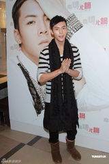 高清图：陈伟霆为新碟庆功 时尚现身和粉丝同庆