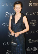 幻灯图集：李冰冰出席晚宴 深V礼服与刘嘉玲斗艳