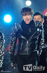 组图：东方神起亮相韩流演唱会 显人气红星气魄