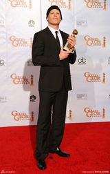 高清组图：迈克尔-C-霍尔喜捧电视最佳男主角奖杯