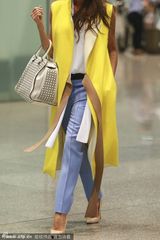 组图：贝嫂维多利亚抵京 黄色披风马甲气势足