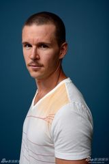 组图：《神秘之路》主创写真 莱恩·昆坦秀胸肌