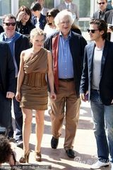 幻灯：《蒙彼利埃公主》记者会 导演轻吻女主演香肩