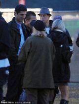 组图：哈里王子与嫩模女友现身 新皇叔有望当爸