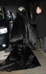 组图：LadyGaGa雷人巫婆造型 灰发黑袍脸贴金片