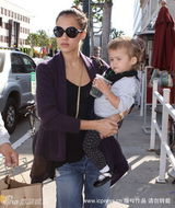 幻灯图集：阿尔芭黑超遮面显辣妈风范 爱女童真可爱