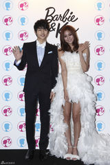 高清图：韩星宋钟基UEE出席颁奖礼 黑白配闪耀全场