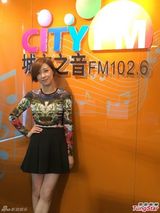 组图：泳儿新专辑宣传遇孔雀哥哥不知所措