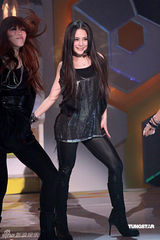 幻灯：阿娇变小魔女舞姿养眼 劲甩长发表演卖力