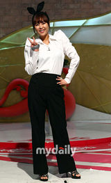 组图：裴瑟琪申智化身兔女郎主播性感宣传新节目