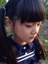 组图：童年小龙女演员超萌生活照 可爱似洋娃娃