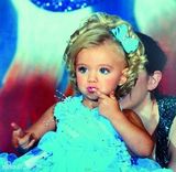 组图：3岁女童获近百选美冠军萌翻网友