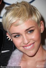 组图：麦莉格莱美派对清新风 收敛性感变俏皮