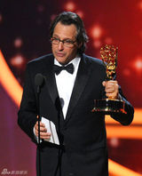 组图：艾美奖现场 《胜利之光》获剧情类剧本奖