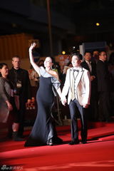 组图：刘嘉玲梁朝伟牵手亲密亮相亚太电影大奖红毯