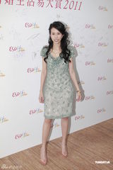 组图：莫文蔚回港补办婚礼邀梁咏琪 圣诞回欧洲