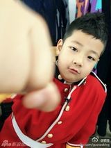 组图：电影《爸爸》曝花絮照 萌宝喂小动物有爱