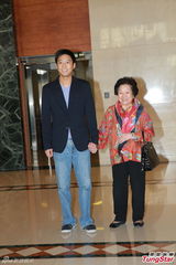 组图：郭晶晶产子 霍震霆接受采访心情大好