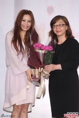 组图：周蕙粉裙亮相气质优雅 现场洒泪否认整形