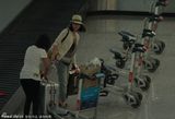 组图：刘诗诗机场飞奔取行李险摔跤