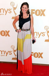 组图：63届艾美奖红毯 邦妮-本特利彩色长裙出挑