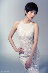 组图：张俪双子时尚季 白黑纯粹秀完美裸背