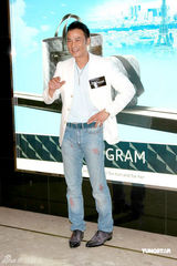 幻灯图：任达华收藏金银钻石打火机 被女儿强制戒烟