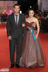 组图：黄维德正装亮相金钟红毯 20年来首次提名