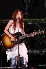 组图：陈綺贞小巨蛋开唱 脚踏车上场展独特摇滚风