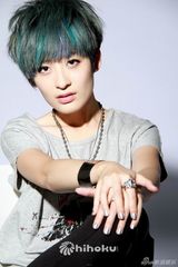 组图：曾轶可拍杂志写真 清爽蓝色短发玩混搭