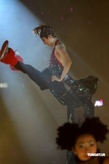 幻灯：郑秀文许志安相拥献唱 梁洛施李嘉欣捧场