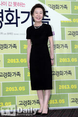 组图：《高龄化家族》试映 孔孝真抹胸短裙清凉