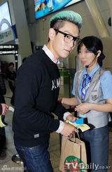 组图：BigBangTOP斯文亮相机场 赴釜山参加夜店派对