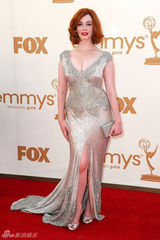 组图：艾美奖红毯 克里斯蒂娜-亨德里克斯爆乳装