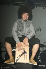 组图：八三夭开唱阿信站台 欲学谢和弦微博放料