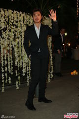 组图：陆川戴立忍曾宝仪等现身张震婚礼